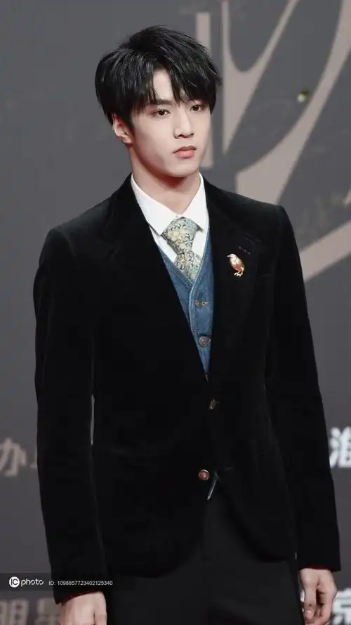 独家2020星光大赏红毯时代少年团刘耀文黑色西装气质拽拽