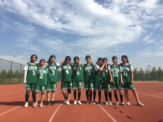 初二女生展风采 绿茵场上竞风流