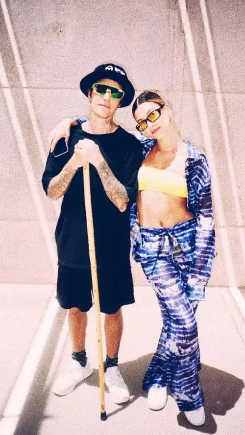 比伯晒与妻子恩爱合照海莉穿黄色抹胸小蛮腰吸睛