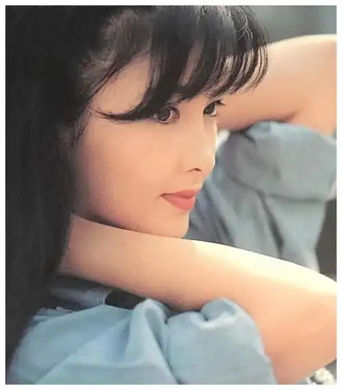 周慧敏完美侧颜依然很美美貌不输当年