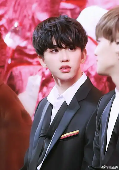 蔡徐坤超话#蔡徐坤范思哲全球品牌代言人##蔡徐坤##徐坤放饭了