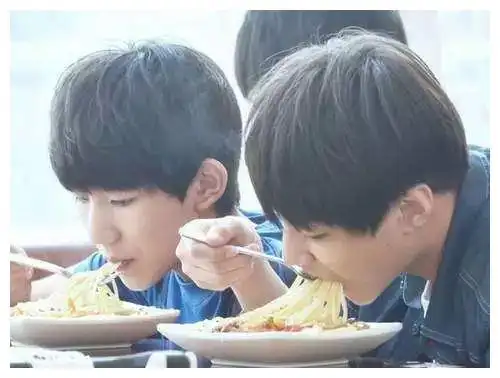 凯源还好,易烊千玺比较独特