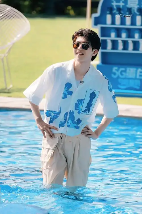 奔跑吧蔡徐坤##蔡徐坤在三亚穿羽绒服