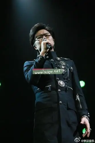 汪峰在好声音第四季开场唱春泥的时候穿的制服是什么牌子的?