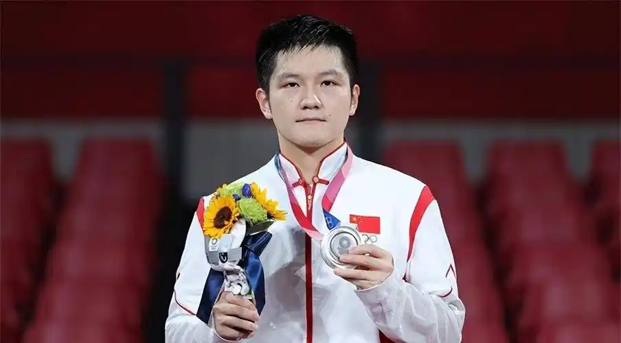 可见,在别人八卦吃瓜不可自拔的时候,樊振东和李子君分别在自己的领域