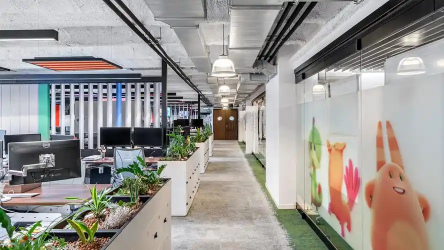 游戏公司办公室玻璃隔断设计装饰图