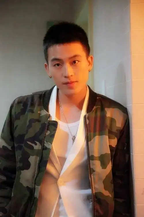 寸头又回潮?韩庚黄晓明黄轩一夜之间换发型,检验颜值标准的时候到了!