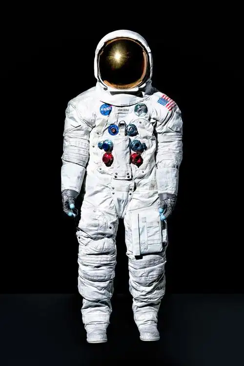 新包| balenciaga 上架 nasa 合作系列包款:nasa 徽标,登月宇航服灵感