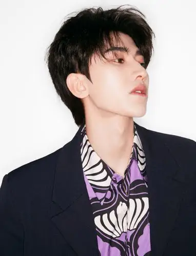 蔡徐坤身着prada2020秋冬系列蓝色西装,搭配印花衬衫录制