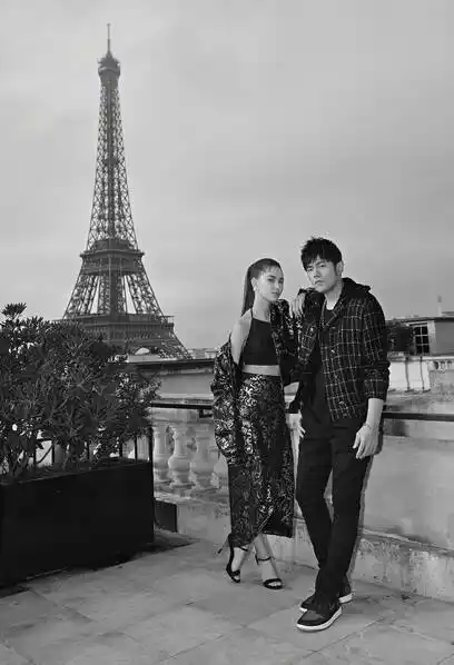 昆凌晒与周杰伦合照秀恩爱.