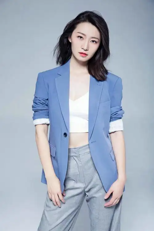 王婧蕊跨界导演首部作品《世界欠你的哥哥们》坦言会继续努力