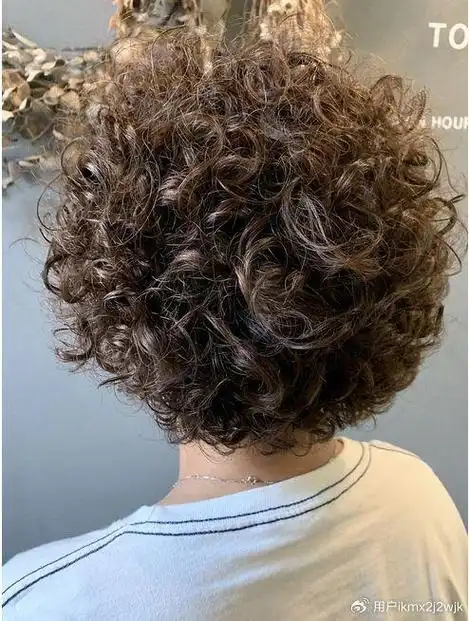 女人过了50岁,剪短发烫一烫就对了,洋气又时尚|烫发|短发|女性_新浪