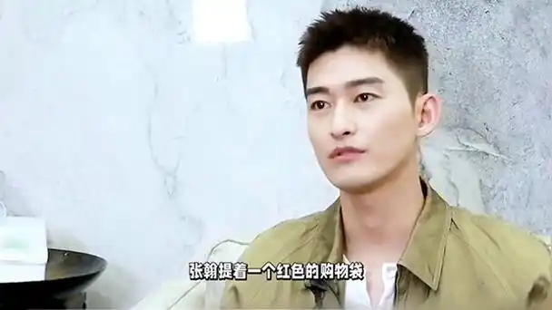 张翰久违露面,回老家与好友聚会,吃完烤肉后与男性好友自拍