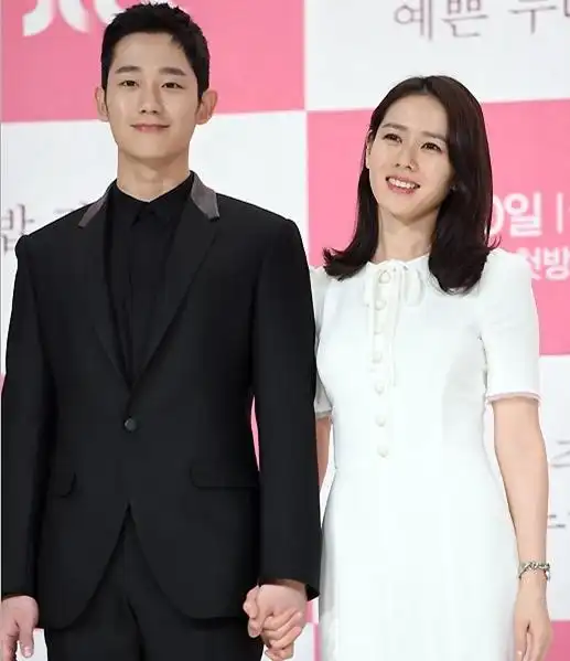 孙艺珍,丁海寅甜蜜牵手新闻发布会,画面超美