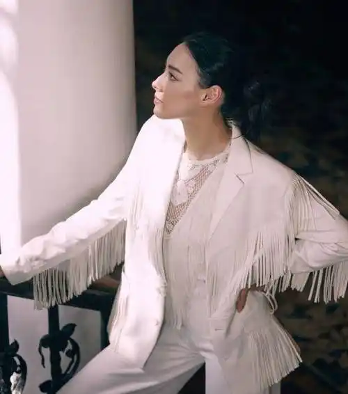 梁洛施侧脸美照罕见曝光,李泽楷眼光好!