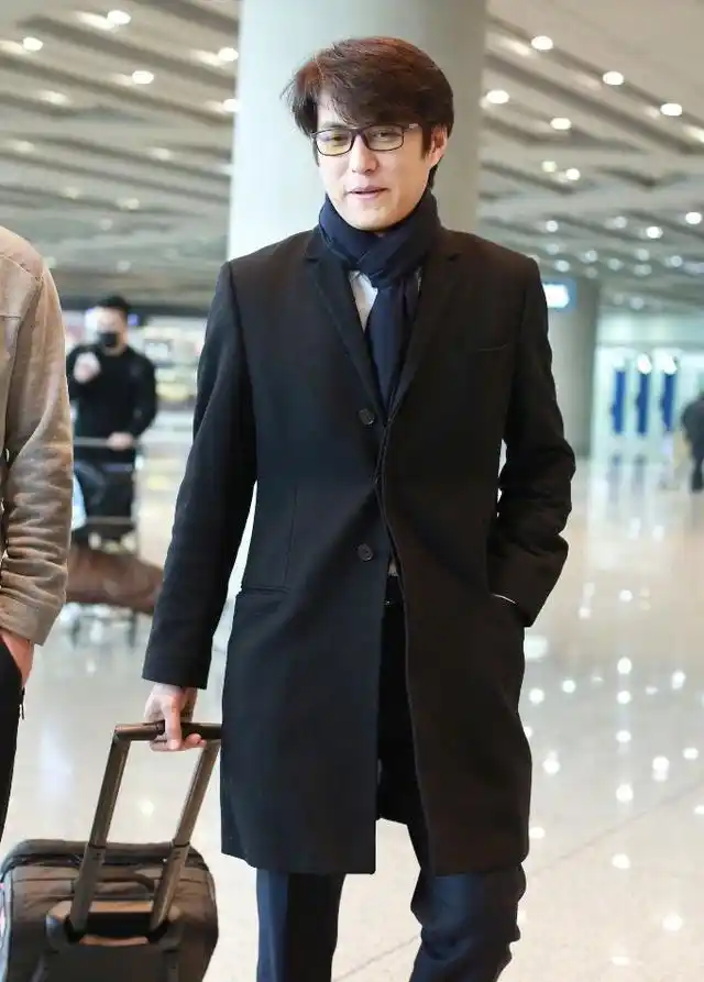"老干部"靳东身穿黑色风衣亮相,简直是帅出天际了!