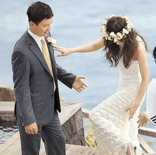 婚礼,地点是印尼的巴厘岛,现场有70多位亲朋好友见证他们的幸福侯佩岑