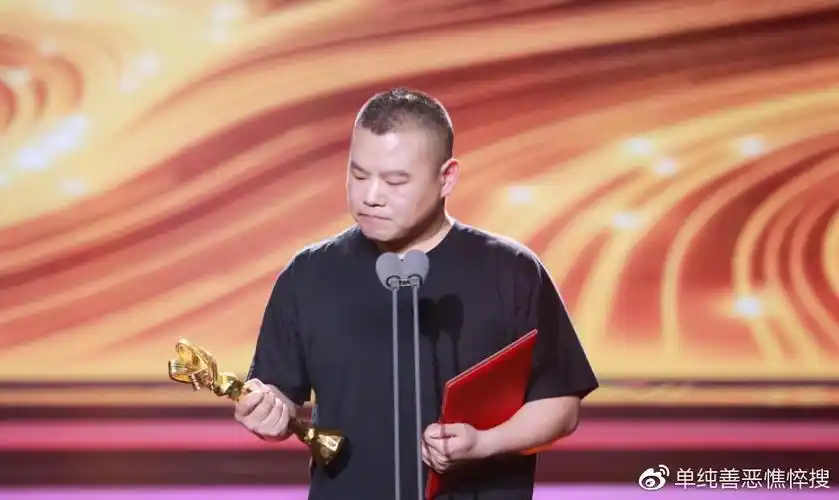 岳云鹏上综艺存在感低,饭前饭后只顾睡大觉,何炅替他机智解围