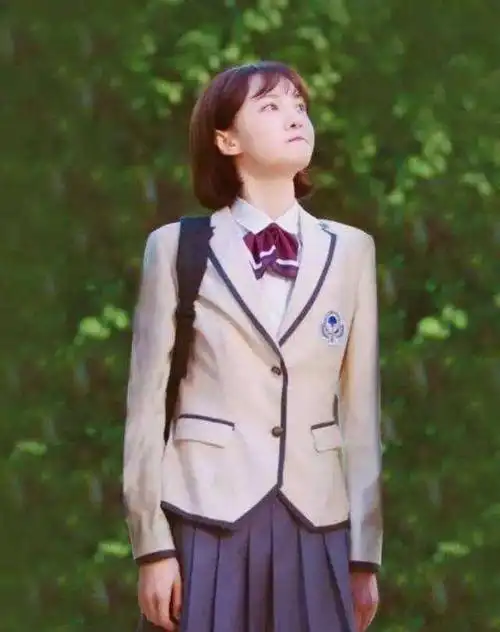 郑爽轮番上演制服诱惑主打校园风正装难掩小清新