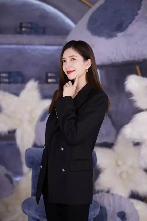 江疏影黑色西装造型出席品牌活动长发红唇御姐范满满