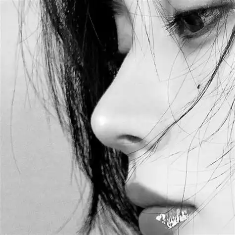 霸气女生头像黑白酷帅露出那冷酷的微笑