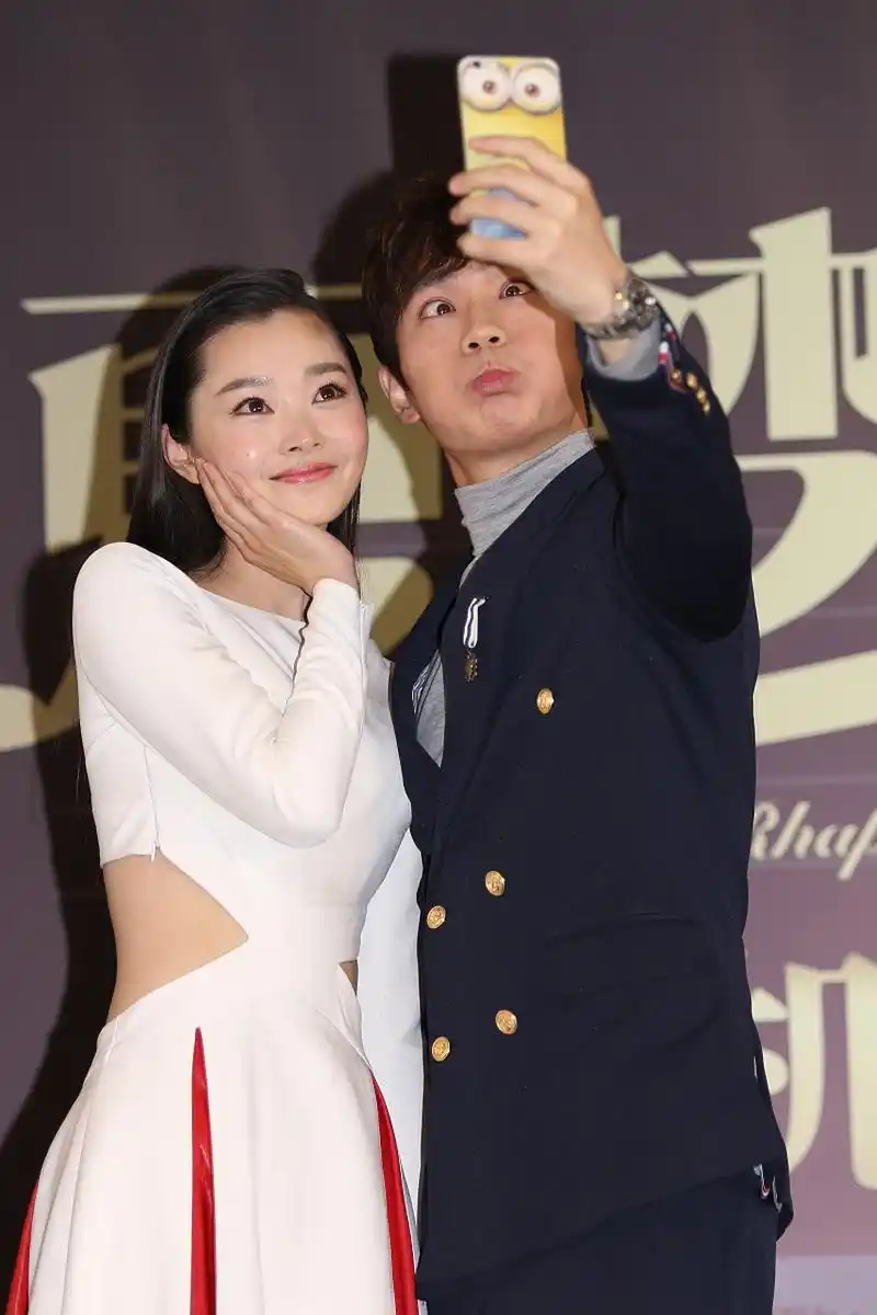 宋轶和朱一龙,关系这么好吗?竟然敢这样自拍[左捂脸]!