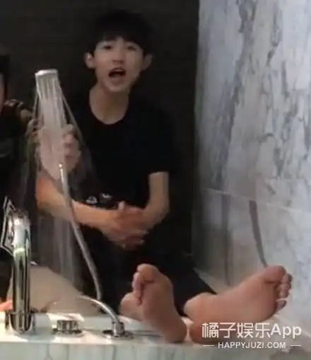 王源的童颜巨脚来了解一下它居然是实力抢镜王