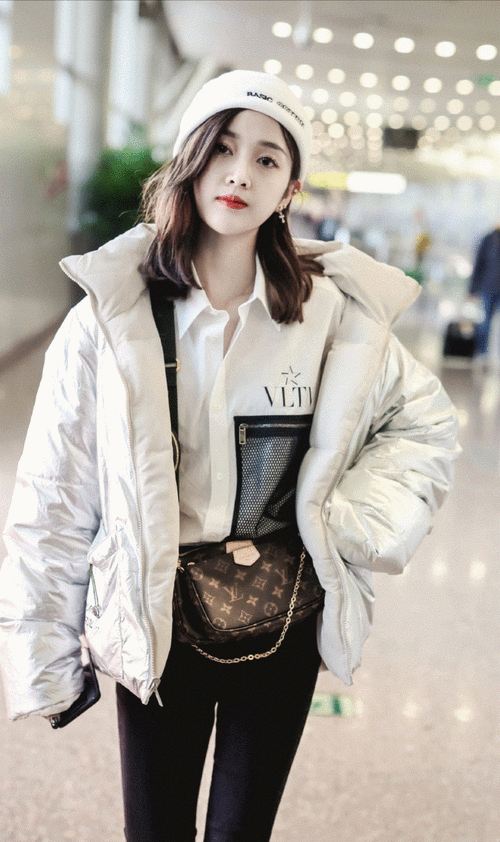 吴宣仪机场穿搭,羽绒服紧身裤秀大长腿,万元包包意外抢镜