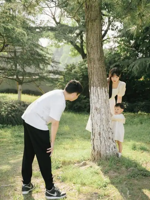 一家三口写真户外温馨