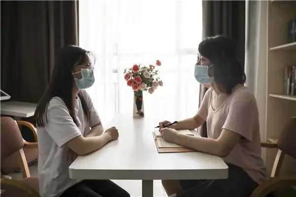 旅游与外语系辅导员樊继芳与学生谈心(图片拍摄:李月琨)