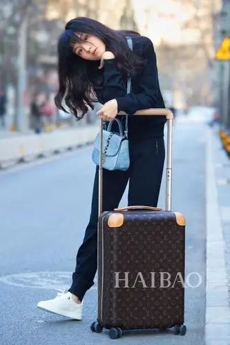 春夏明星街拍:身着全套路易·威登lv (louis vuitton) "装备"准备前往