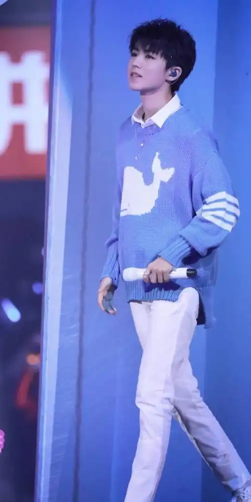 王俊凯壁纸:蓝色海豚毛衣白色裤子,给人的感觉好甜 - 知乎