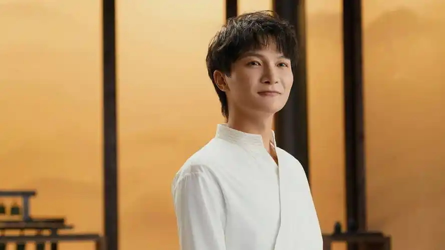 周深现身杭州,助力富春山居图合璧十周年,为两岸同心梦圆加油