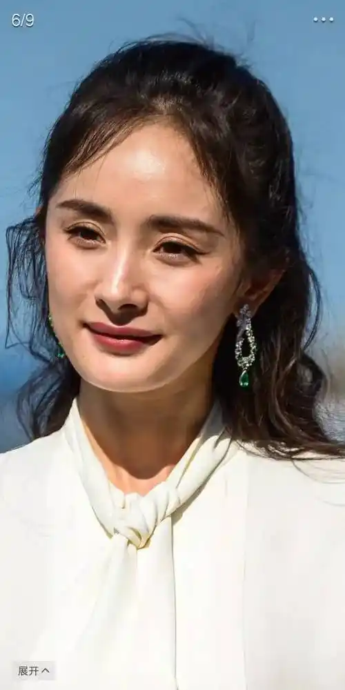 杨幂亮相电影节原图丑照流出吓坏网友惊呼修图师年薪一百万