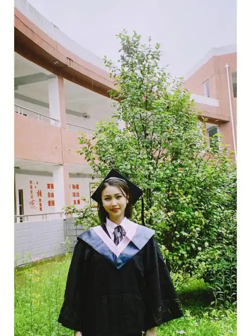 戴学士帽的发型真的好遗憾