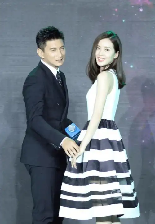 刘诗诗:我这辈子最正确的决定,就是为大17岁的丈夫吴奇隆生儿子_舞蹈