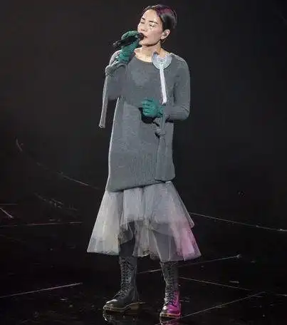 50岁王菲容颜光彩照人,时尚穿搭尽显高品味,单身生活好生羡慕!