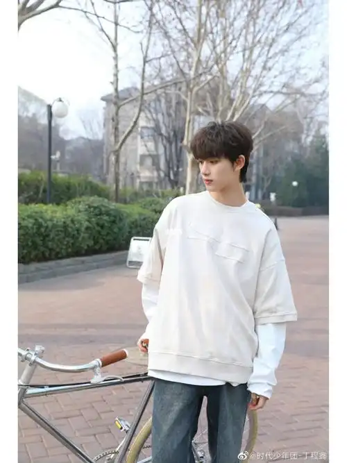 周五快乐! 青春男大,清爽帅气的校园学长.