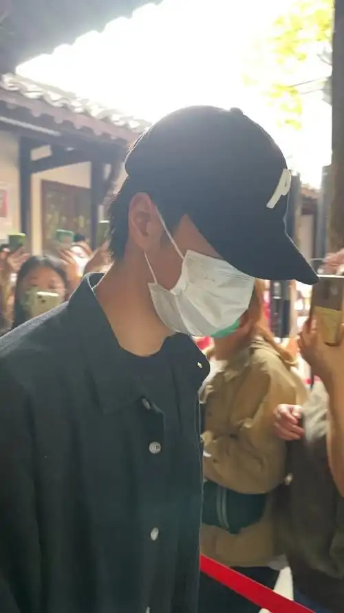 光看背影我都哇哇叫的程度#王一博现身乌镇戏剧节