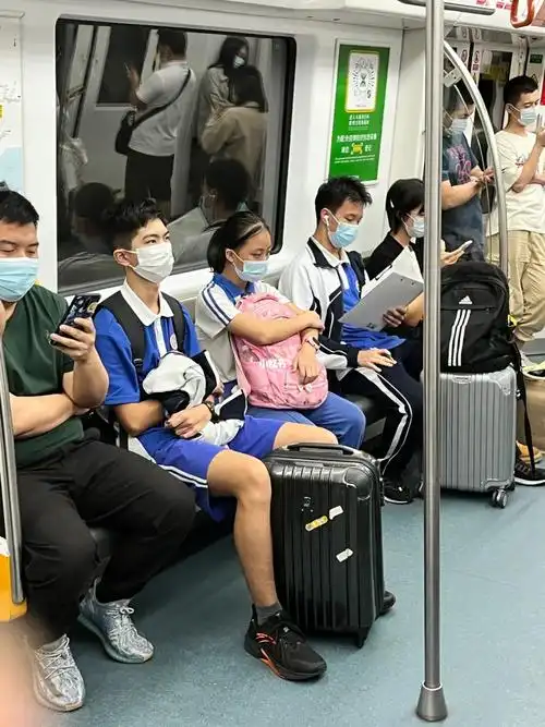 莘莘学子周五下课坐地铁