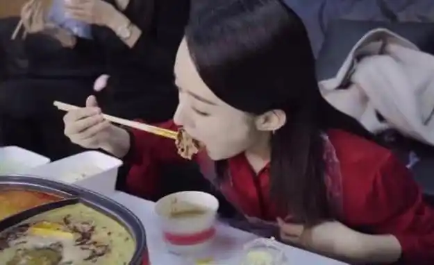 赵丽颖《中餐厅》化身马卡龙少女,糖果色服装超可爱,花瓣裤吸睛