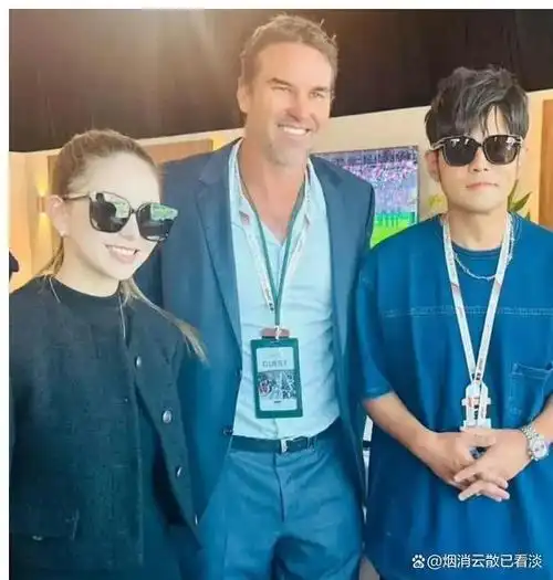 昆凌夫妇与周杰伦同台周身帅气无胡子两人穿搭相距季节