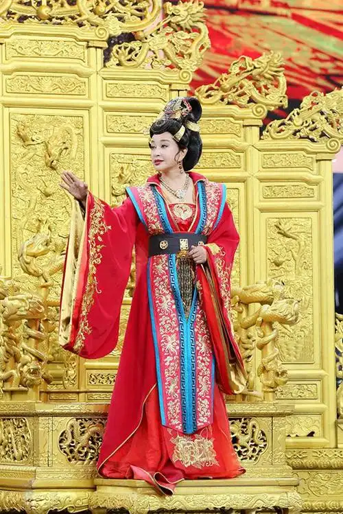 火遍大江南北的刘晓庆在时隔22年后再度在舞台上重现剧中"武则天登基"