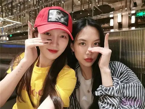 孟佳王霏霏合体现身上海机场一个温柔淑女一个霸道总裁