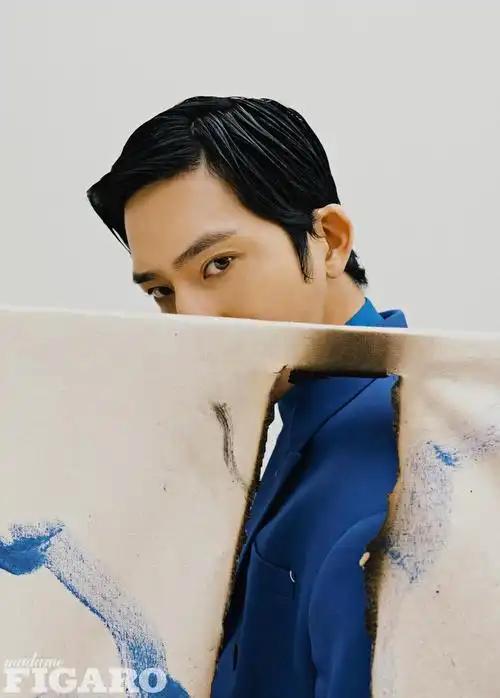 井柏然油头造型拍时尚大片 眼神超a气质清冷帅气十足