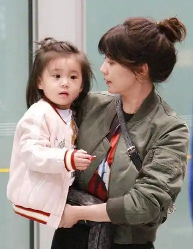 当37岁张柏芝遇上43岁贾静雯,美貌不分上下,但这点让人很遗憾!