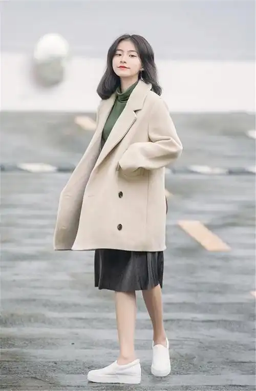 时尚圈火了一种新穿法,叫"羊绒大衣 裙子",显瘦时髦还有范