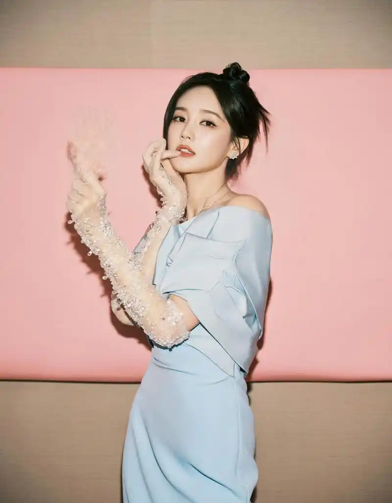 李一桐2023国剧盛典造型:高贵与可爱并存 在2023国剧盛典上,李一桐以