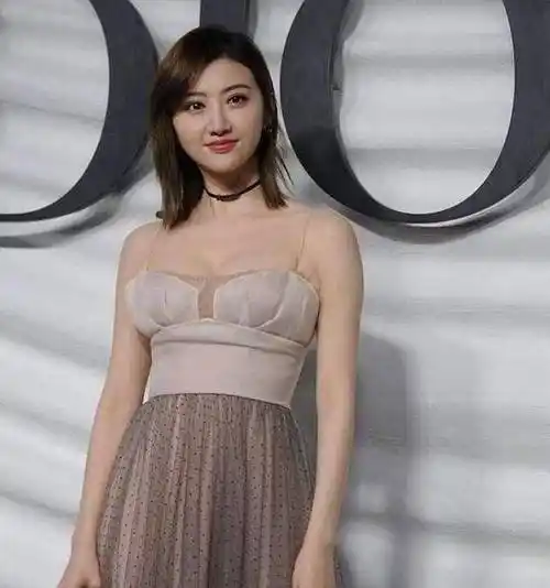 圆"叫景甜,路人镜头下暴露真实身材,堪称"肥中带美"_网友_流量_杨幂