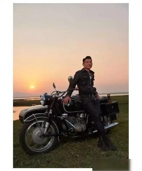 刘德华活动出席时尚亮相59岁穿皮衣梳大背头风华不减当年